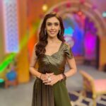 Hrishitaa Bhatt Instagram - Dont forget to watch the repeat telecast of #Rangoli Shabana Azmi and Kareena Kapoor special 11pm tonight on @ddnational @ddnationalrangoli . . Outfit- SN Contemporary × TLM Consultancy Jewellery - Shillpa Puri & Mirana by Megha × Affiliates PR Coordinated by- Moushumi Banjerjee Styled by- Riya Jain Assistant Styling - Prachi More . . . . . . . #hrishitaabhatt #bollywoodactress #mumbaiinfluencer #mumbaiinstagrammers #mumbaidaily #mumbaigram #mumbaifashion  #bollywoodfashion #bollywoodstyle #indianactress #glitz #glamourous #greenoutfit #alldressedup #fashioninspiration #lookoftheday #ddnational #ddnationalrangoli #rangoli