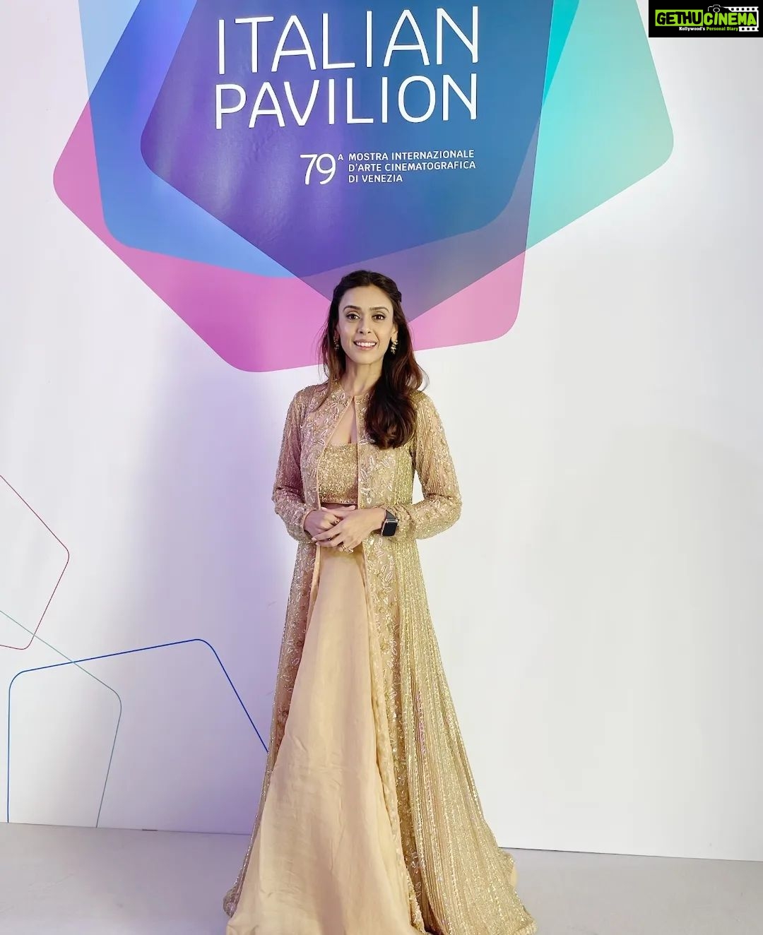 Hrishitaa Bhatt Instagram - Got the golden glow in Venice ⭐️❤️ . . . Outfit by @couturebyniharika Styled by @stylebyriyajn Coordinated by @moushumibanerji . . . . #hrishithabhatt #venicefilmfestival #venicefilmfestival2022 #venice #festivaldivenezia #venezia2022 #filmfestival #biennalecinema2022 #festivaldelcinemadivenezia #festivaldelcinema #bollywoodstar #bollywoodfashion #bollywoodactress #internationalfilmfestival #indianactress #fashioninspiration #sareeinspiration