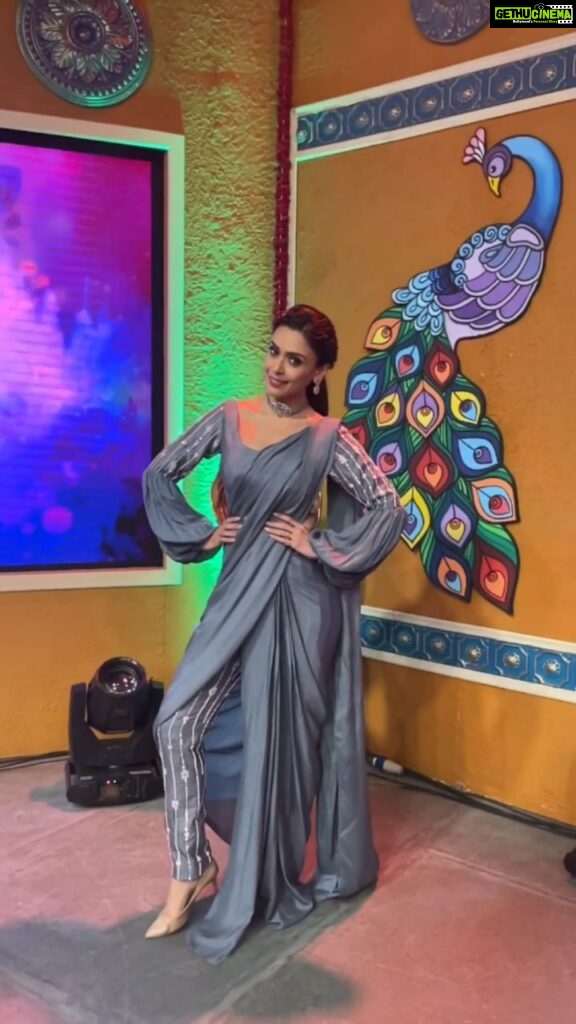 Hrishitaa Bhatt Instagram - Be sure to watch #Rangoli Aamir Khan and Shreya Ghoshal special episode which airs on Sunday at 8 am & 7:30 pm and also on next Saturday at 10pm only on @ddnational . . . . . Styled by - @stylebyriyajn Assisted by- @moreprachi__ Outfit- @masumimewawallaofficial Jewellery - @tarannumjewelry Coordinated by - @moushumibanerji Makeup- @manish_kerekar Hair- @makeovrsbyritaa . . . . . . . #reels #hrishitaabhatt #bollywood #fashion #bollywoodactress #bollywoodreels #reelkarofeelkaro