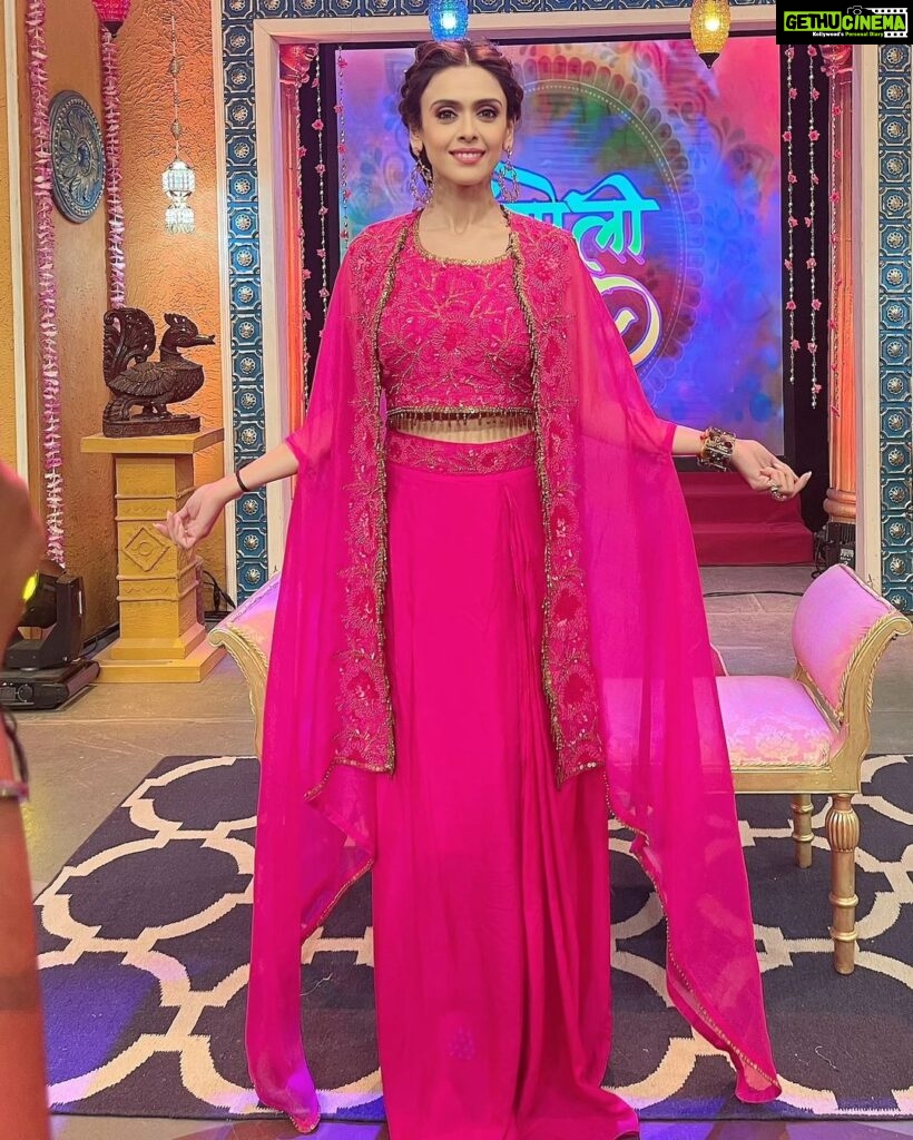 Hrishitaa Bhatt Instagram - Don't forget to watch #Rangoli which airs on Sunday at 8 am & 7:30 pm and also on next saturday at 10pm Only on @ddnational @ddnationalrangoli . . . . Styled by - @stylebyriyajn Assisted by- @moreprachi__ Outfit- @asopalav @saree.com_by_asopalav Jewellery - @tarannumjewelry Coordinated by - @moushumibanerji . . . . . #hrishitaabhatt #bollywoodactress #mumbaiinfluencer #mumbaiinstagrammers #mumbaidaily #mumbaigram #mumbaifashion  #bollywoodfashion #bollywoodstyle #indianactress