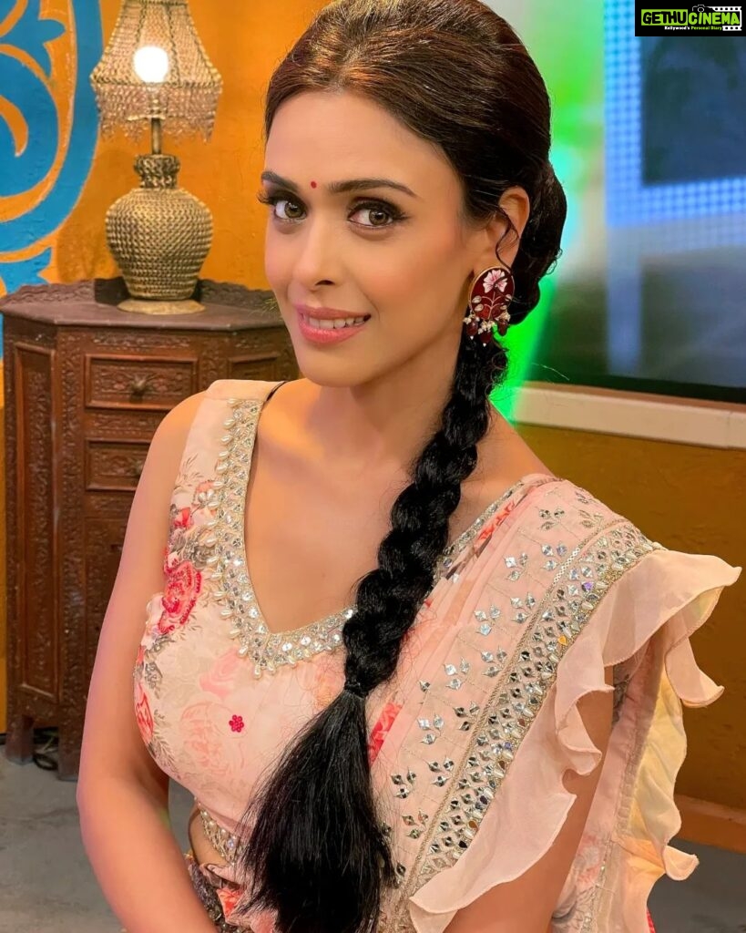 Hrishitaa Bhatt Instagram - Don't forget to watch #Rangoli Dharmendra and Sharmila Tagore special episode which airs on Sunday at 8 am & 7:30 pm and also on next saturday at 10pm Only on @ddnational @ddnationalrangoli . . Styled by- @stylebyriyajn Assisted by - @moreprachi__ Outfit- @arezuofficial Jewellery: @ShagnaOfficial  × @mediatribein Coordinated by - @moushumibanerji Makeup- @makeovrsbyritaa @manish_kerekar . . . #hrishitaabhatt #bollywoodactress #mumbaiinfluencer #mumbaiinstagrammers #mumbaidaily #mumbaigram #mumbaifashion  #bollywoodfashion #bollywoodstyle #indianactress #glitz #glamourous #ddnational #ddnationalrangoli