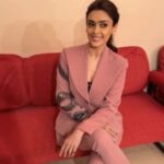Hrishitaa Bhatt Instagram - Be sure to watch #Rangoli which airs on Sunday at 8 am & 7:30 pm and also on next Saturday at 10pm. . . . Styled by- @stylebyriyajn Assisted by - @_manseeyy_ Outfit- @tabeerindia Pr- @teamdyegram Coordinated by - @moushumibanerji Makeup- @manish_kerekar Hair- @makeovrsbyritaa . . . . . #reels #hrishitaabhatt #bollywood #fashion #bollywoodactress #bollywoodreels #reelkarofeelkaro