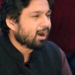 Hussain Dalal Instagram - Aap ko kya laga sirf desi shayari hai humare pass? Aree janab continental, south-east asian sab shayaris hai idhar toh zaroor stream kare Farzi Mushaira on Amazon Mini Tv . . . . #FarziMushaira #FarziMushairaOnminiTV #ZakirKhan #Comedy #Shayari #amazon #amazonminitv