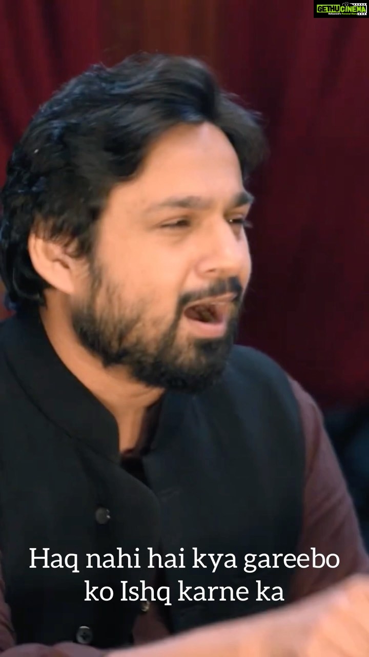 Hussain Dalal Instagram - Aap ko kya laga sirf desi shayari hai humare pass? Aree janab continental, south-east asian sab shayaris hai idhar toh zaroor stream kare Farzi Mushaira on Amazon Mini Tv . . . . #FarziMushaira #FarziMushairaOnminiTV #ZakirKhan #Comedy #Shayari #amazon #amazonminitv