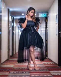 Inaya Sultana Instagram - Be yourself, there's no one better. 

MUA:  @makeoverbysiri 
Hair Style By @hajna_makeover_hairstylist 

Outfit by @girijadesngrgiri 

Pc: @avinash_mukkamala
