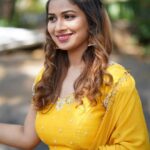 Inaya Sultana Instagram - Don’t look at the caption, look at me 🤞🏻 Pc @nikhil_kyatham Outfit by @gummadidalashashi.label Stylist @aparna_chowdaryy__ #adivaramwithstarmaaparivarm @starmaa #starmaa #sankrantispecial