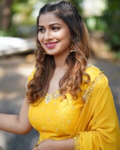 Inaya Sultana Instagram - Don’t look at the caption, look at me 🤞🏻 

Pc @nikhil_kyatham 
Outfit by @gummadidalashashi.label 
Stylist  @aparna_chowdaryy__ 

#adivaramwithstarmaaparivarm 
@starmaa #starmaa 
#sankrantispecial