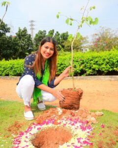 Inaya Sultana Instagram - Planted saplings  #greenindiachallenge 

im very happy to part of #greenindiachallenge 
Don’t wait for someone to bring you flowers PLANT your own GARDEN and decorate your own soul