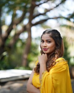 Inaya Sultana Instagram - Don’t look at the caption, look at me 🤞🏻 

Pc @nikhil_kyatham 
Outfit by @gummadidalashashi.label 
Stylist  @aparna_chowdaryy__ 

#adivaramwithstarmaaparivarm 
@starmaa #starmaa 
#sankrantispecial