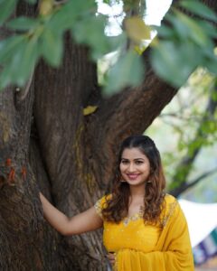 Inaya Sultana Instagram - Don’t look at the caption, look at me 🤞🏻 

Pc @nikhil_kyatham 
Outfit by @gummadidalashashi.label 
Stylist  @aparna_chowdaryy__ 

#adivaramwithstarmaaparivarm 
@starmaa #starmaa 
#sankrantispecial