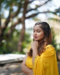 Inaya Sultana Instagram - Don’t look at the caption, look at me 🤞🏻 

Pc @nikhil_kyatham 
Outfit by @gummadidalashashi.label 
Stylist  @aparna_chowdaryy__ 

#adivaramwithstarmaaparivarm 
@starmaa #starmaa 
#sankrantispecial