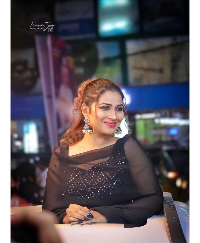 Inaya Sultana Instagram - Your success will be determined by your own confidence and fortitude Outfit by @girijadesngrgiri Designer @aparna_chowdaryy__ Makeup @makeoverbysiri Hairstylist @hajna_makeover_hairstylist