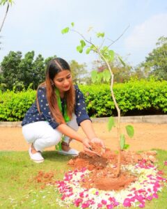 Inaya Sultana Instagram - Planted saplings  #greenindiachallenge 

im very happy to part of #greenindiachallenge 
Don’t wait for someone to bring you flowers PLANT your own GARDEN and decorate your own soul