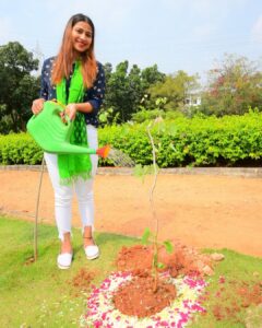 Inaya Sultana Instagram - Planted saplings  #greenindiachallenge 

im very happy to part of #greenindiachallenge 
Don’t wait for someone to bring you flowers PLANT your own GARDEN and decorate your own soul