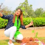 Inaya Sultana Instagram - Planted saplings #greenindiachallenge im very happy to part of #greenindiachallenge Don’t wait for someone to bring you flowers PLANT your own GARDEN and decorate your own soul