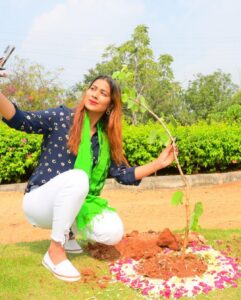 Inaya Sultana Instagram - Planted saplings  #greenindiachallenge 

im very happy to part of #greenindiachallenge 
Don’t wait for someone to bring you flowers PLANT your own GARDEN and decorate your own soul