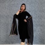 Inaya Sultana Instagram – Elegant black kaaftan for ramdan kareem 💞🌙 

Designed by @starrydreamsofficial 
Pc :  @satishkumarteku 

#ramdnkreem #ramdan2023 #fashion #kaftaan #indiantraditionalwear #eleganceblack #blackdresses  #kaftaanstylesuits