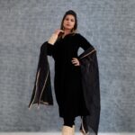 Inaya Sultana Instagram - Elegant black kaaftan for ramdan kareem 💞🌙 Designed by @starrydreamsofficial Pc : @satishkumarteku #ramdnkreem #ramdan2023 #fashion #kaftaan #indiantraditionalwear #eleganceblack #blackdresses #kaftaanstylesuits