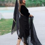 Inaya Sultana Instagram - Elegant black kaaftan for ramdan kareem 💞🌙 Designed by @starrydreamsofficial Pc : @satishkumarteku #ramdnkreem #ramdan2023 #fashion #kaftaan #indiantraditionalwear #eleganceblack #blackdresses #kaftaanstylesuits