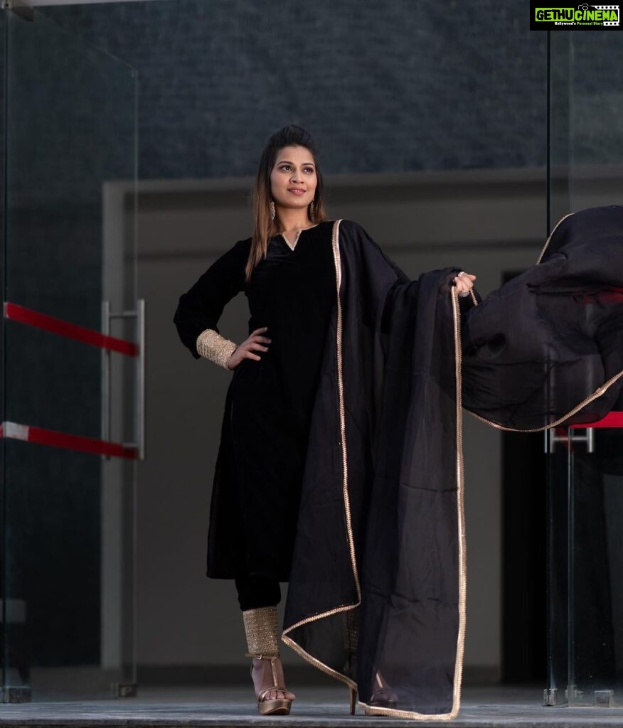 Inaya Sultana Instagram - Elegant black kaaftan for ramdan kareem 💞🌙 Designed by @starrydreamsofficial Pc : @satishkumarteku #ramdnkreem #ramdan2023 #fashion #kaftaan #indiantraditionalwear #eleganceblack #blackdresses #kaftaanstylesuits