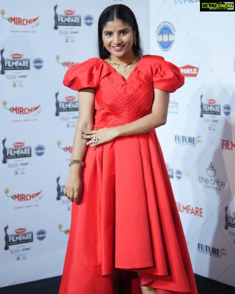 Indravathi Chauhan Instagram - Lady in Red holding ‘THE BLACK LADY’❤️Thankyou @filmfareme 🙏🏻😍 Outfit/: @dahlia_label Jewallary/: @achyut_fashionz Pc/: @vistaarmedia Mcp/: @glamup_by_sushmitha