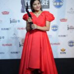 Indravathi Chauhan Instagram – Lady in Red holding ‘THE BLACK LADY’❤️Thankyou @filmfareme 🙏🏻😍
Outfit/: @dahlia_label 
Jewallary/: @achyut_fashionz 
Pc/: @vistaarmedia
Mcp/: @glamup_by_sushmitha