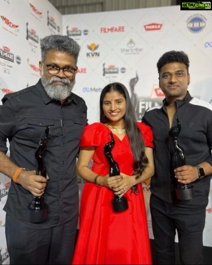 Indravathi Chauhan Instagram - Thanks to #Filmfare award 2022 Best female singer of the year2022 🎬😍🙏🏻 #aryasukku sir🙏🏻❤️&#thisisdsp sir😍🙏🏻