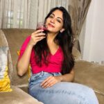 Ishaani Krishna Instagram - Whoever said that having the right skincare regime is tricky, surely needs to get their hands on Olay’s AHA Serum & Moisturiser💓 The entire range helps you get rid if stubborn acne marks & pigmentation in just 4 weeks of consistent usage. It also has Niacinamide that penetrates deep into the skin to give it a radiant glow✨ Amazing right? So buy this range on Nykaa today and get an additional 10% off by using my code: OLAYNYK10🥰 @olayindia @mynykaa #Ad #GoneIn4Weeks #OlayAHARange #Skincare #Niacinamide
