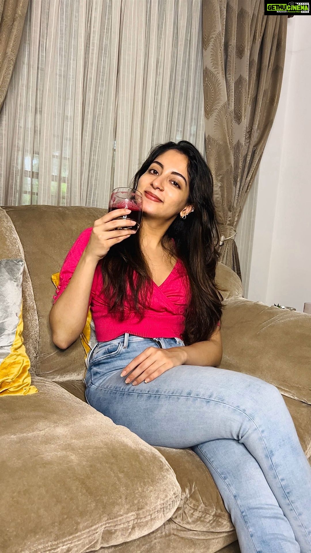 Ishaani Krishna Instagram - Whoever said that having the right skincare regime is tricky, surely needs to get their hands on Olay’s AHA Serum & Moisturiser💓 The entire range helps you get rid if stubborn acne marks & pigmentation in just 4 weeks of consistent usage. It also has Niacinamide that penetrates deep into the skin to give it a radiant glow✨ Amazing right? So buy this range on Nykaa today and get an additional 10% off by using my code: OLAYNYK10🥰 @olayindia @mynykaa #Ad #GoneIn4Weeks #OlayAHARange #Skincare #Niacinamide