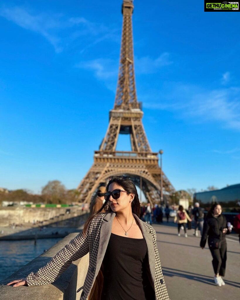 Ishaani Krishna Instagram - 🖤 Eiffel Tower, Paris, France