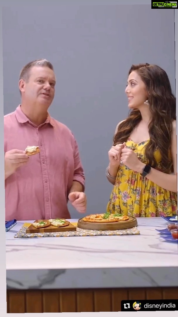 Jankee Parekh Instagram - Watch the full Episode 2 on @disneyindia ‘s YouTube page ! OUT NOW❤️ #Repost @disneyindia ・・・ @jank_ee has yet another challenge for @garymehigan and this time it’s all about FAST FOOD! Will he be able to tell the difference between what’s Healthy Homemade & Restaurant-Bought? Watch to see how many he gets right! #LetsGetHealthyWithGary #Disney #DisneyIndia