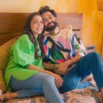 Jankee Parekh Instagram - Mere styling expert @nakuulmehta, maan gayi aaj mai tumko. Loved how beautifully you styled our bathroom with those super soft myTrident towels 🥰 But I did the bedroom decor much better! 😉 Who do you think styled it better? While you decide, go follow @myTridenthome for amazing home products. Toh Iss festive season, aap bhi ghar sajao myTrident se! #SajaoMyTridentSe Follow @mytridenthome