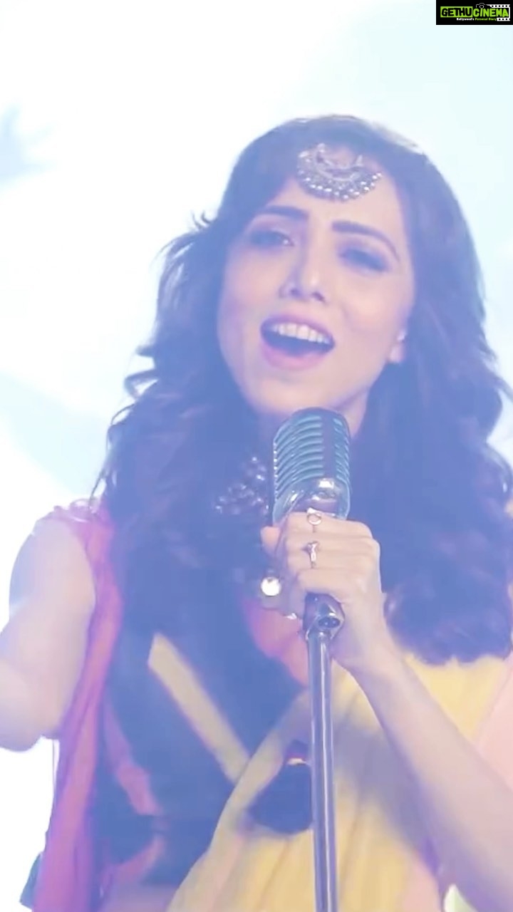 Jankee Parekh Instagram - My first ever Raas Garba video that garnered so much love on YouTube ❤️ here’s a shoutout to everyone associated with this song😍😍 @arpanmahida @hiralbrahmbhattofficial @uncutstories_films #NavratriDay7 #RaasgarbawithJankee
