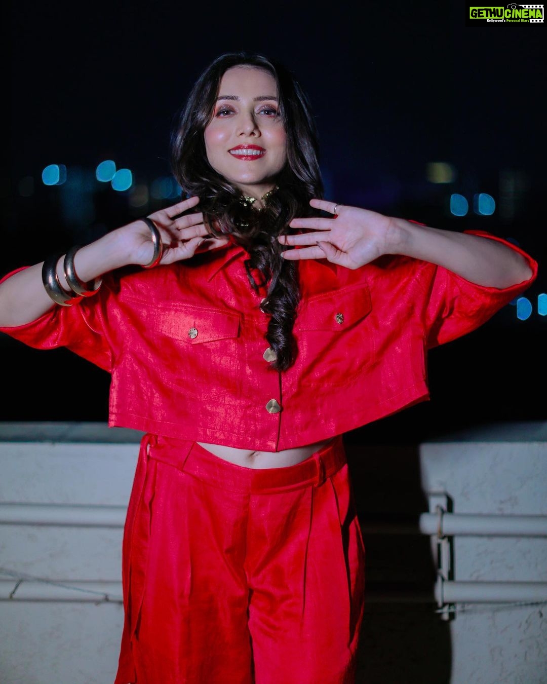 Jankee Parekh Instagram - In the PINK of things ๐ฌ #aboutlastnight #itaawards2022 ๐ธ @horilhumad Styled & Designed by @amritasaluja01 Makeup @zaid_ars92 Hair @yasmeenkhan78666 Accessories @sohail__mughal___ @stylingbyvictor