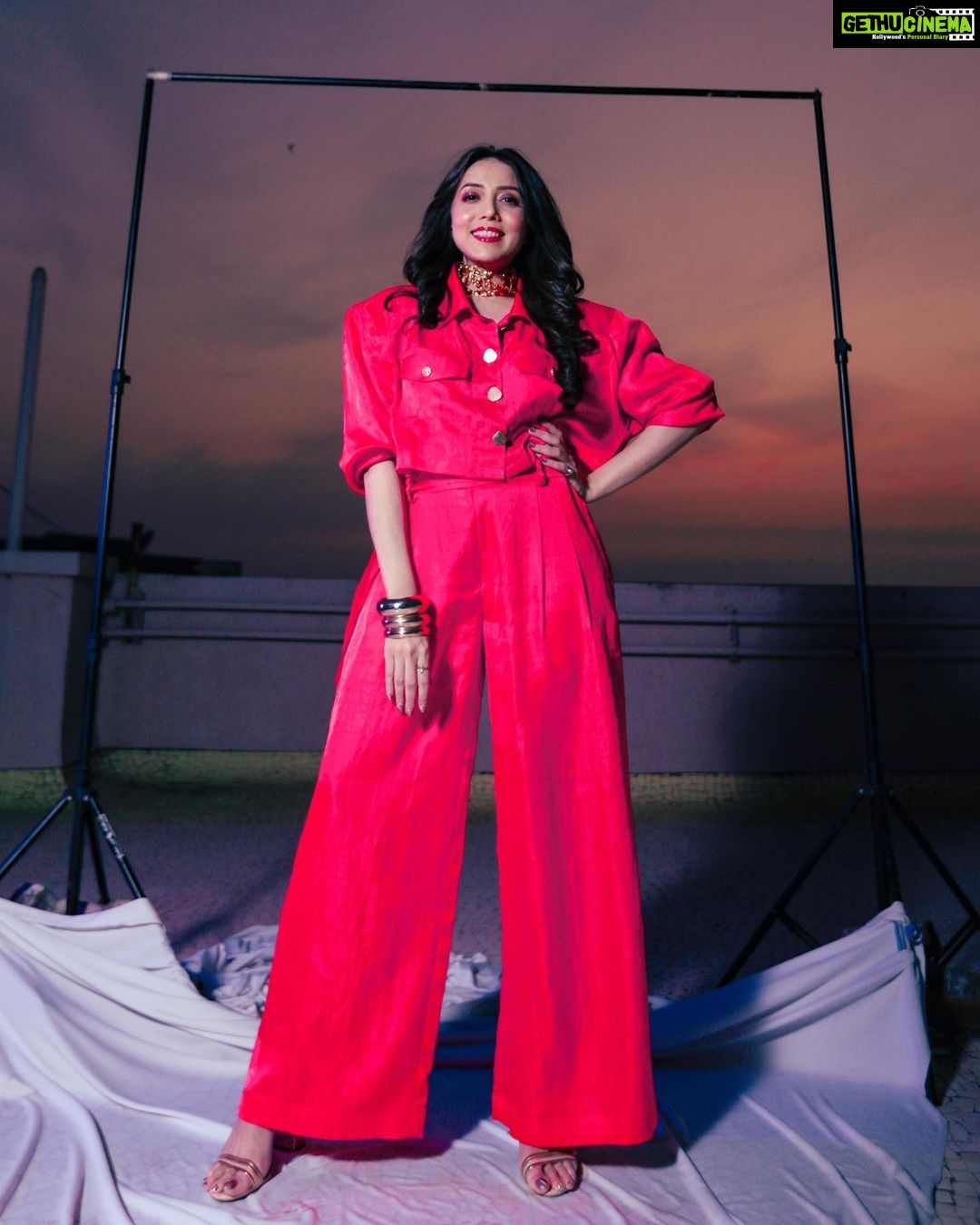 Jankee Parekh Instagram - In the PINK of things ๐ฌ #aboutlastnight #itaawards2022 ๐ธ @horilhumad Styled & Designed by @amritasaluja01 Makeup @zaid_ars92 Hair @yasmeenkhan78666 Accessories @sohail__mughal___ @stylingbyvictor