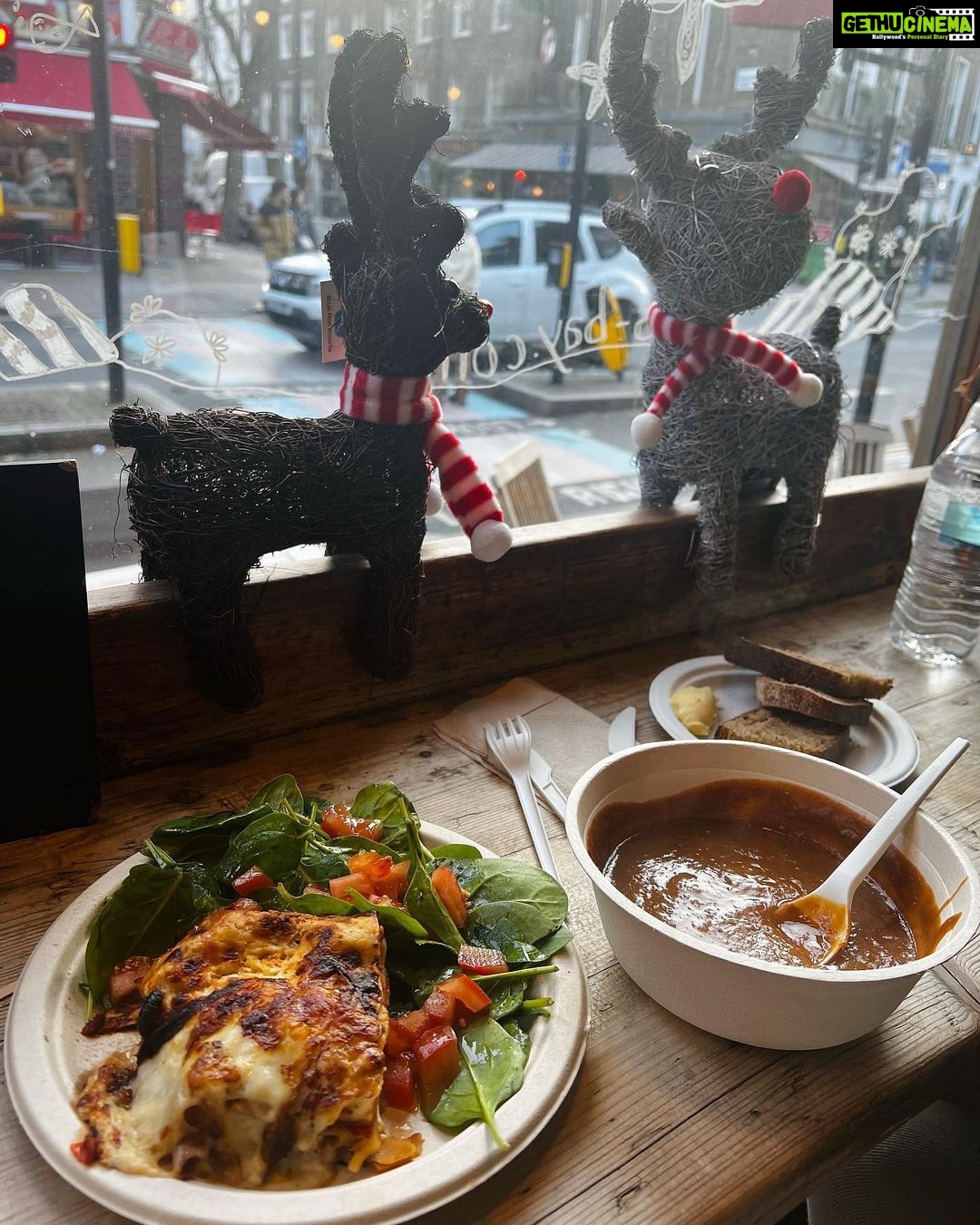 Jankee Parekh Instagram - Finding a quiet spot to luncheon whilst the offspring naps. Is this what adulting looks like? Moreish Café Deli