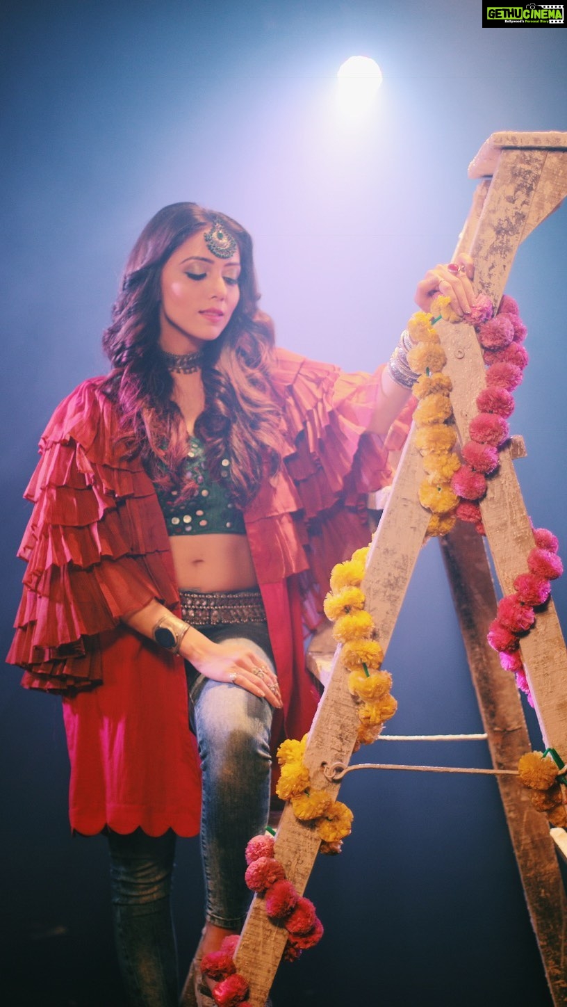 Jankee Parekh Instagram - It’s the Garba week & I couldn’t have had a more special debut navratri single all thanks to the man behind this beautiful song @arpanmahida . Presenting to you my most favourite part of the composition😍 Cannot wait to see your dance reels on this one. 🤩 #Chhabilo2019 #RaasgarbawithJankee