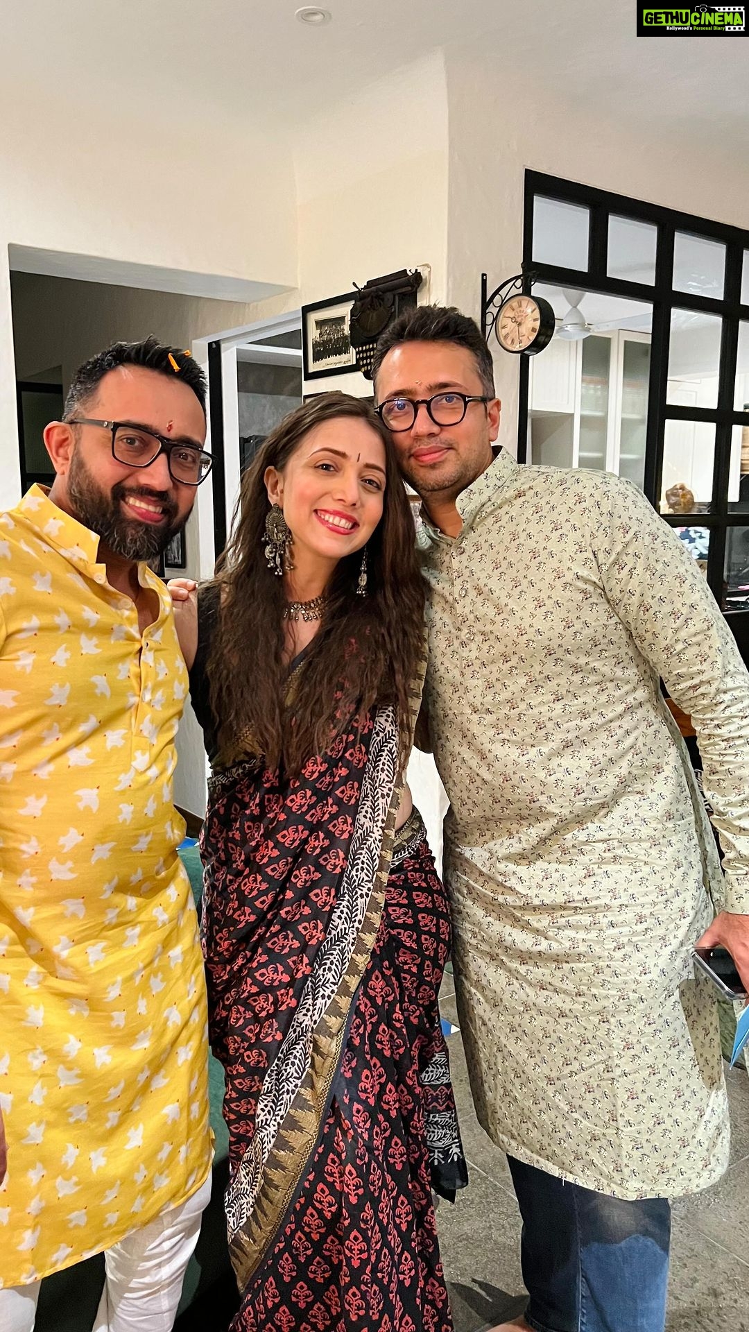 Jankee Parekh Instagram - 𝐉𝐮𝐬𝐭 𝐑𝐚𝐤𝐡𝐢 𝐓𝐡𝐢𝐧𝐠𝐬.. Celebrating Rakhsha Bandhan with the Atoot Bandhans of my life 😍 @rajjparekh @punit1580 @kajalrparekh @bijalgandhiparekh @bhaktiparekh @rishikparekh @devrkparekh @babysufim