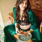 Jankee Parekh Instagram - That’s a donut eating a pizza right there 😉 . . 📸 @ayushdas 💃🏿 @amritasaluja01 💄 @sonamvaghani.mua #pregnancyshoot