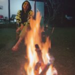 Jankee Parekh Instagram - Dreaming about some me-time & a bonfire amidst mommy duties 💭❤️ Also, when you do make a reel with my version of Kalle Kalle, send me a note or a DM.. Would love to share it 😍