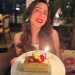 Jankee Parekh Instagram - Grateful for my boys and the cake ❤️ Happy 37 to me 💫