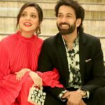 Jankee Parekh Instagram - Sitting on those steps, putting on the swag... With BAE next to me, twinning with my bag 😬 Mini bag @oceana_clutches Styling @stylingbyvictor @sohail__mughal___ Photo @ayushdas