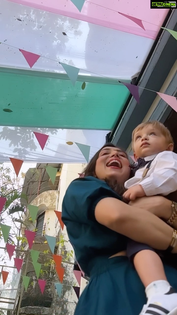 Jankee Parekh Instagram - Sufi’s first birthday was just what we imagined it to be …. with the perfect setting at home and his favourite people around him! Thank you @blinngkraft.events & @dinky_nirh for making it special for @babysufim 🥰 #sufiandmaa #happy1stbirthday #sufiturnsone