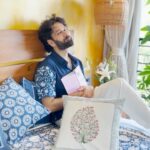 Jankee Parekh Instagram - Bade Achhe lagte hain … Yeh cushions Yeh chaddar Yeh flowers Aur.. ❤️ Statutory warning: If the person on your screen looks momentarily distracted in an otherwise beautiful moment on your favourite TV show, he was only thinking about going home to flip that bed linen to the one he saw on his favourite home grown brand @ekbyekta Thank you @ektarkapoor for this very beautiful distraction ❤️ Getting my ‘Tarun’ to call your ‘Tarun’ for the gorgeous evil eyes all your heroines are sporting 😉 And @ayushdas for documenting this very intimate reelomentary!