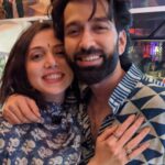 Jankee Parekh Instagram – 🎶Tu hawa jaise ghul jaata hai mujh me
Mujhe apna ghar mil jaata hai tujh me
Kaise, tu aisa kaise hai? 💙 

✒️ @oshojain_ x 📷 @sunshineintherains