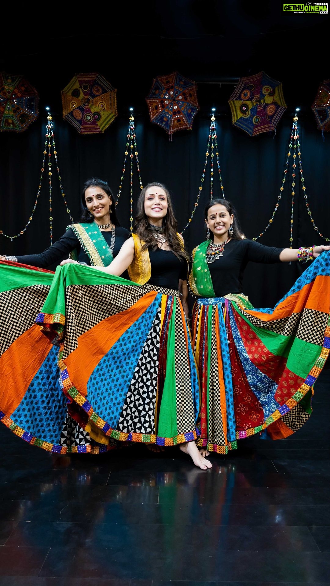 Jankee Parekh Instagram - Ending the navratri celebrations with a little dance on my original song #Rangtaali with my favourite girls @one.stop.dance Would love to see your moves on the same. Aye Haalo !!! @payal.shah18 @mitalivasant 🎥 @adityabhansali_ mua - @makeupbyvaish #navratrispecial #navratri2021 #raasgarba #rangtaali2020