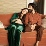 Jankee Parekh Instagram - Thought it's a great day to introduce everyone to Sufi ... Sufi 's parents 😛😁 @nakuulmehta @babysufim 📸 @ayushdas 💕 #parenthood #8monthsin #pregnancyshoot #sufiandmaa #motherhood #growinguptoofast