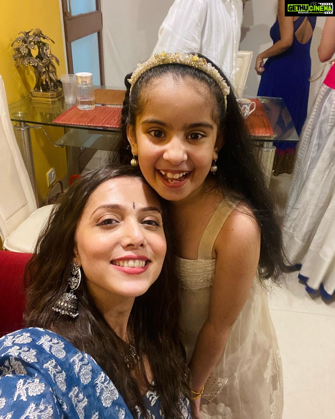 Jankee Parekh Instagram - My Dearest Ayrra, I know you are going to be all great things when you grow up but my only wish for you on this milestone year is that I hope your kindness, compassion and love for people only keeps growing with each passing year & may you never lose that twinkle in your eyes ⭐️ You are our shining star 💫 Always believe in the beauty of your dreams and follow your heart. Maami, Maama & Sufi have got your back, forever! Love you so much my little girl😍 #happy10thbirthday