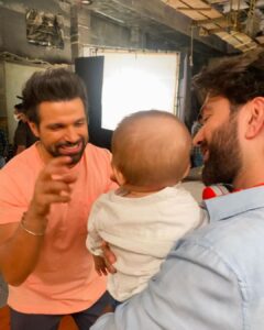Jankee Parekh Instagram - Hi. This is Sufi. Today I went on my Dadda’s set for the very first time. It was a surreal feeling as I have actually only heard about him going to shooting. When I went there, everyone was excited to see me and they called me cute. I don’t know why ‘coz when I checked myself in the mirror before leaving home I realised Mumma again made me wear the same white shirt and denims.

Anyway coming back to the set, Dadda was proudly introducing me to everyone. During his shot, everytime the  director aunty said ‘Silence’ , I thought I have to say something .. So I tried to make all the sounds I have learnt. 

Don’t know why Mumma was continuously taking me to one end of the shooting floor where I was not audible to anyone... I still kept trying my level best to get everyone’s attention.

Oh & talking about being Audible… Dadda was actually shooting something for @audible.in today and not his TV show. Don’t believe me... Download Audible and listen to his latest audio show that has launched today #MineandYours 2. 

P.S-  Totally forget to mention that I made a new friend today who was shooting with my Dadda, @rithvik_d . We also spent a lot of time together over lunch. He was really kind, as he let me mess up and play with his perfectly gelled hair, just so that I could have some fun. Can’t wait to meet you again buddy💕.

#fundaywithmyfolks #sufiandmaa #daddasboy 

@nakuulmehta 💕
