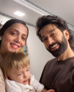 Jankee Parekh Instagram - Hi. This is Sufi. Today I went on my Dadda’s set for the very first time. It was a surreal feeling as I have actually only heard about him going to shooting. When I went there, everyone was excited to see me and they called me cute. I don’t know why ‘coz when I checked myself in the mirror before leaving home I realised Mumma again made me wear the same white shirt and denims.

Anyway coming back to the set, Dadda was proudly introducing me to everyone. During his shot, everytime the  director aunty said ‘Silence’ , I thought I have to say something .. So I tried to make all the sounds I have learnt. 

Don’t know why Mumma was continuously taking me to one end of the shooting floor where I was not audible to anyone... I still kept trying my level best to get everyone’s attention.

Oh & talking about being Audible… Dadda was actually shooting something for @audible.in today and not his TV show. Don’t believe me... Download Audible and listen to his latest audio show that has launched today #MineandYours 2. 

P.S-  Totally forget to mention that I made a new friend today who was shooting with my Dadda, @rithvik_d . We also spent a lot of time together over lunch. He was really kind, as he let me mess up and play with his perfectly gelled hair, just so that I could have some fun. Can’t wait to meet you again buddy💕.

#fundaywithmyfolks #sufiandmaa #daddasboy 

@nakuulmehta 💕